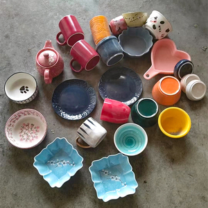 Venta al por mayor de platos de cerámica coloridos surtidos para mesa, vendidos por tonelada. - Product Image 4