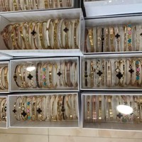 Bracelets et Joncs en Acier Inoxydable Styles Mixtes Abordables pour Femmes, Bijoux Tendance Dorés avec Trèfle, Cœur et Strass – Vente en Gros
