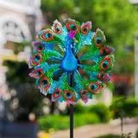 Tourniquet à vent en métal coloré en forme de paon avec piquet de fixation au sol, 360° °   Sculpture éolienne cinétique rotative pour la décoration extérieure de jardin et de cour