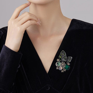 Broche de Liga Metálica Estilo Retrô Feminino de Luxo, Versátil e Elegante, com Folha de Cristal, Design Exclusivo, Acessório de Alfinete - Product Image 4