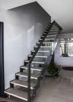 Escalier droit intérieur sur mesure à double poutre, marches en chêne, garde-corps en verre sans cadre pour maison de luxe