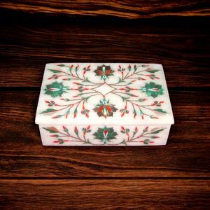 Boîte à bijoux moderne de qualité supérieure élégante de Stonecrafts International, en nacre carrée gravée avec un motif floral, fermeture à bouton - Product Image 1