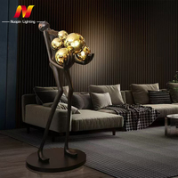 Lampe debout d'angle de forme humaine nordique de luxe allumant le lampadaire minimaliste moderne de salon d'hôtel