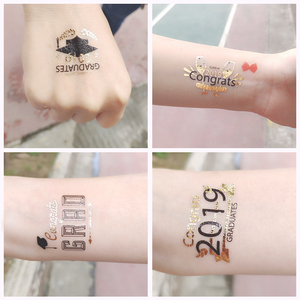 <span class=keywords><strong>Tatuaggi</strong></span> Temporanei Personalizzati Impermeabili Dorati Lucidi per la Stagione di Laurea, Adesivi per <span class=keywords><strong>Tatuaggi</strong></span> per Corpo <span class=keywords><strong>e</strong></span> Braccia per Uomini <span class=keywords><strong>e</strong></span> Donne - Product Image 3