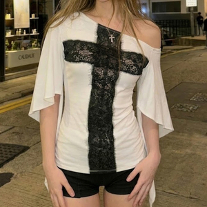 เสื้อยืดผู้หญิงสไตล์ดาร์ก แขนปีกค้างคาวแบบไม่สมมาตร คอปาด แต่งลูกไม้ไขว้ สีตัดกัน ช่วยกระชับสัดส่วนช่วงเอว - Product Image 2