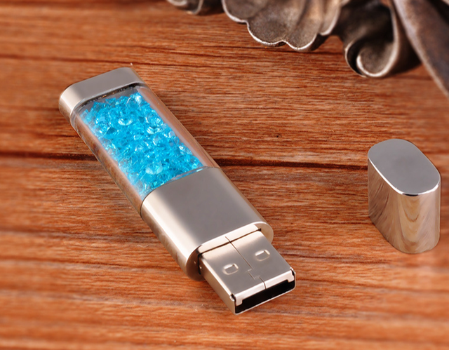 USB 2.0 Interface Necklace Heart Shape Crystal Material Beautiful Custom Diamond USB Flash Drive16G 32G with Multiple Capacities