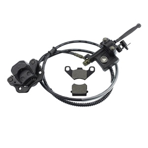 GOOFIT Maître-<span class=keywords><strong>cylindre</strong></span> de frein hydraulique gauche avec étrier et plaquettes de frein de remplacement pour ATV <span class=keywords><strong>Quad</strong></span> <span class=keywords><strong>chinois</strong></span> 50cc - 250cc Taotao Sunl - Product Image 1