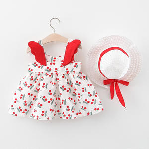 Nouvelle Collection Été : Ensemble 2 Pièces Robe Bébé Fille Sans Manches à Petites Ailes et Chapeau de Paille, Motif Cerises - Product Image 1