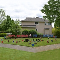 Panneaux de jardin personnalisés en polypropylène résistant aux UV pour fête d'anniversaire colorée en plein air