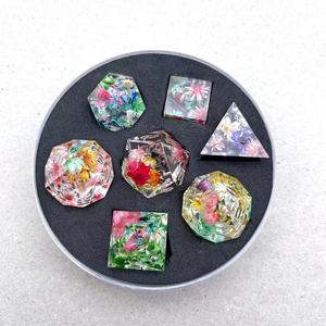 Transparan dalam stok polihedral TRPG berwarna DND <span class=keywords><strong>12</strong></span> buah per set jelly jelas dadu kustom 18 sisi dadu permainan plastik