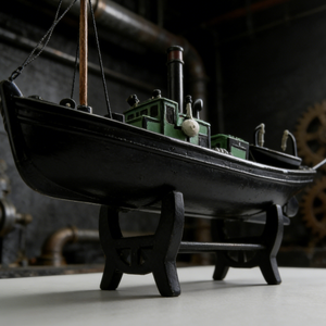 Modellino in Resina di Rimorchiatore Industriale Vintage con Supporto per Arredamento Steampunk e Collezioni Marittime - Product Image 2