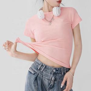 T-shirt personnalisé imprimé pour femme, coupe ajustée, manches courtes, en coton mélangé, été, coupe moulante, haut fin, crop top ajusté - Product Image 1