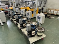 Machine entièrement automatique pour l'installation de œillets sur bâches et auvents