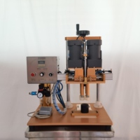 Capsuleuse pneumatique industrielle à couple réglable en acier inoxydable 304 semi-automatique pour bouteilles en plastique, verre, métal et cosmétiques