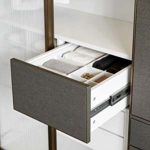 Armoire en verre moderne de luxe personnalisée Balom, porte en verre nervuré, cadre doré, intégrée dans la chambre à coucher - Product Image 6