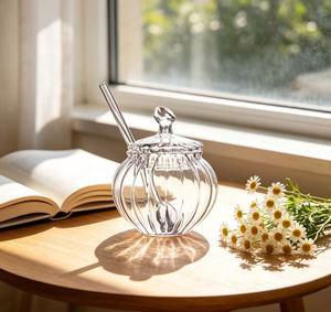 Pot en verre borosilicate rayé soufflé à la main, personnalisé OEM/ODM, pour le stockage du <span class=keywords><strong>miel</strong></span>, avec cuillère, compatible réfrigérateur - Product Image 1