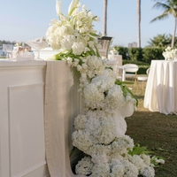 Centre de table de mariage luxueux en hydrangeas artificiels blancs, arrangement floral en cascade pour la décoration de réceptions et de fêtes