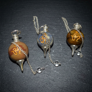 Péndulo de Bolas de Piedras Preciosas Hecho a Mano con Símbolo Om, Tema del Amor, para Feng Shui, Arte Coleccionable, Herramienta Portátil de Chakra Reiki, de Gujarat - Product Image 2