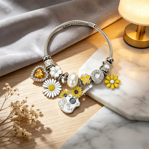 Pulsera de Acero Inoxidable Chapada en Oro con Dijes de Flor de Ámbar y Margarita, Resistente al Agua, de Fanhua Jewelry, Éxito en Ventas en TikTok - Product Image 6