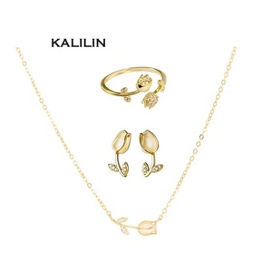 Ensemble de bijoux pour femmes Tulip en argent 925 plaqué or avec collier, boucles d'oreilles et bague pour les occasions de fête - Product Image 1