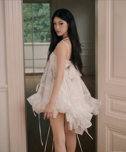 Minivestido con volantes y tirantes finos para mujer con lazo en la espalda, dobladillo asimétrico en capas, silueta fluida de una línea, Vietnam OEM ODM - Product Image 4