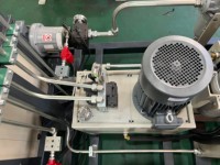 Machine à mousse PU haute pression bi-composant avec tête de mélange autonettoyante pour l'injection de polyuréthane pour la ligne d'isolation des tuyaux