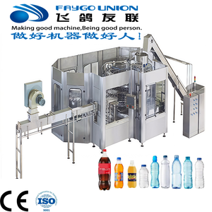 Machine de remplissage et de bouchage de bouteilles PET entièrement automatique CE, ligne rotative à 4 têtes de rinçage et d'étiquetage pour jus de pomme, d'orange et de mangue - Product Image 1