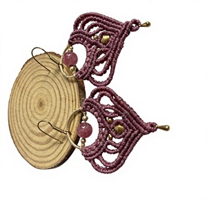 Boucles d'oreilles pendantes en laiton rose faites à la main avec quartz rose, bijoux vintage pour enfants, idéales pour les occasions spéciales, vente en gros - Product Image 1