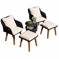 La table centrale est dotée d'un seau à glace amovible intégré, idéal pour garder les boissons fraîches lors des rassemblements en plein air.
