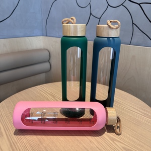 Bouteille d'eau classique à large ouverture de 1000 ml, en verre borosilicate fait main, anti-fuite, sans BPA, sans danger pour les aliments, avec couvercle en bambou et manchon en silicone - Product Image 1