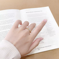 Leichter Luxus Mode Einzigartiger X-Form Spacer Stapelring 18K Gelbgold Labor-Diamant Brillantschliff 0,99ct IGI-Zertifiziert Damen