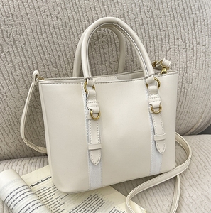 Bolsa Transversal Retro Preta com Alça Estruturada para Mulheres, Bolsa Minimalista em Couro Sintético com Zíper e Ferragens Douradas, Casual - Product Image 3