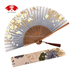 <span class=keywords><strong>Éventail</strong></span>s de <span class=keywords><strong>mariage</strong></span> personnalisés avec nom et logo <span class=keywords><strong>personnalisé</strong></span> Date et parapluie Cadeau <span class=keywords><strong>Éventail</strong></span> pliant en soie de couleur blanche - Product Image 4