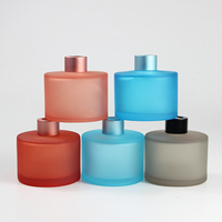 Vente en gros d'usine 50ml 100ml 200ml Bouteille vide ronde en verre pour diffuseur de roseaux avec bouchon à vis doré, bouchon intérieur, bâtonnets en fibre, décoration intérieure