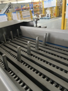Nueva sierra de cinta industrial impermeable de cinco etapas con certificación CE, cortadora automática de carne fresca de acero inoxidable 304 con ancho personalizable - Product Image 4