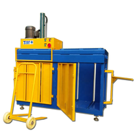 Compacteur de déchets en carton, papier et plastique avec deux chambres de pressage