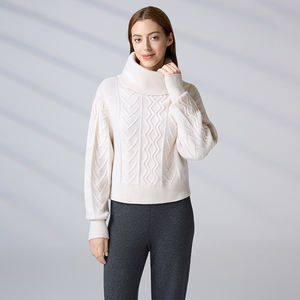 Pull col roulé en maille torsadée blanc uni personnalisé, coupe ample et confortable, collection Automne Hiver 2026 pour femme - Product Image 1