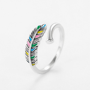 Anello con Piume Colorate per Donne, Foglia Floreale Smaltata, Regolabile, Gioiello di Moda Boho - Product Image 3