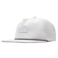 Casquette de golf de performance camouflage à visière plate, personnalisée, découpée au laser, perforée, 5 panneaux, imperméable, avec filet et cordon, style casquette de camionneur