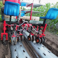 Transplanteur de semis de légumes tracté par un tracteur pour la transplantation de poivrons, piments, aubergines, tomates, figues de Barbarie et fraises