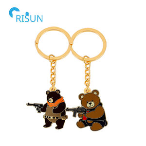 Porte-clés personnalisé en émail souple ou dur, motif animaux mignons Kawaii, Ours Polaire Maman avec pistolet, pendentif porte-clés personnalisé en forme d'ours - Product Image 3