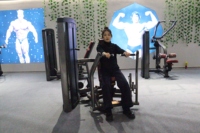 Machine de musculation à charge libre pour press à la poitrine assis