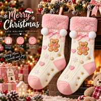 Chaussettes de Noël personnalisées en tricot rose, écologiques, avec ours en pain d'épices mignon, décoration de cheminée suspendue, pompon et nœud