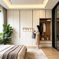 Armoire intégrée murale en bois composite couleur crème avec coiffeuse intégrée et éclairage LED pour chambre à coucher