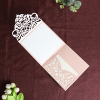 Vente en gros de carte d'invitation rose clair découpée au laser personnalisée avec texte en feuille d'or et enveloppe pour invitation de mariage/fête d'anniversaire