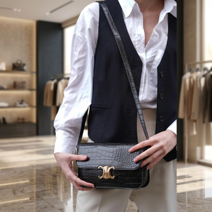 Sac à rabat Cindy avec longue bandoulière réglable, sac à main tendance pour femme - Noir, cuir PU imitation alligator, usage quotidien - Product Image 2