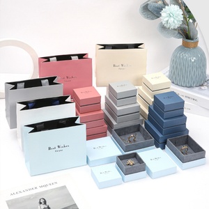 Boîte à bijoux carrée beige universelle personnalisée en velours pour bracelet, bague, boucles d'oreilles, collier avec insert rembourré - Product Image 6