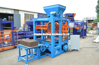 Machine à fabriquer des blocs de béton semi-automatique QT4-26 avec empileur automatique, 2 operateurs, 4608 pièces par 8 heures, neuve