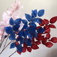 Simulation de mariage, plafond de mariage de feuille de rose, arrangement floral, cueillette de feuilles, décoration faite à la main