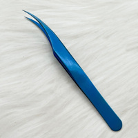 Pince à épiler pour extensions de cils Yucagci en acier inoxydable, bleu mat doré, motif plume et dauphin, pointe lisse, durable et précise